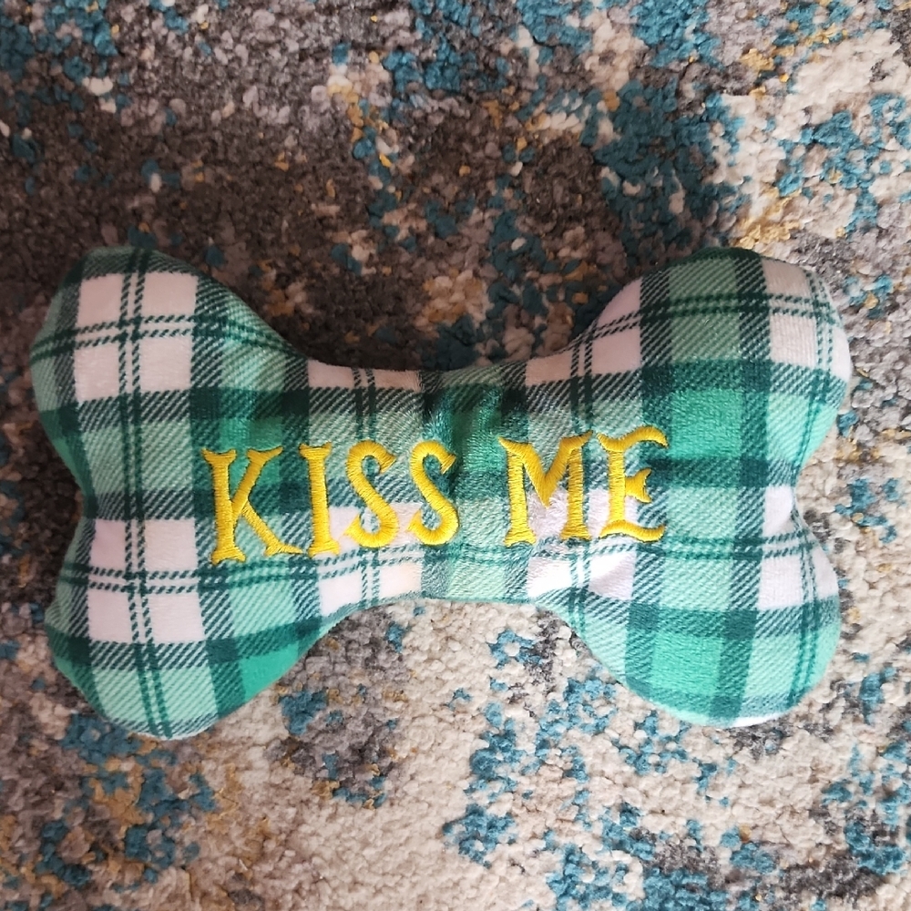 Plaid Green 'Kiss Me' Pets Toy